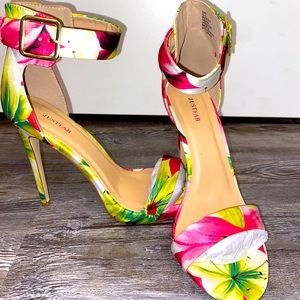 Floral single strap sandal size 10 in women